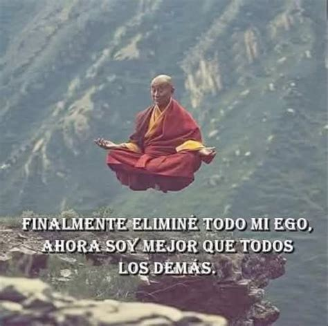 Imagen de un monje tibetano levitando sobre la montaña con el texto: "Finalmente elimine todo mi ego, ahora soy mejor que todos los demás."