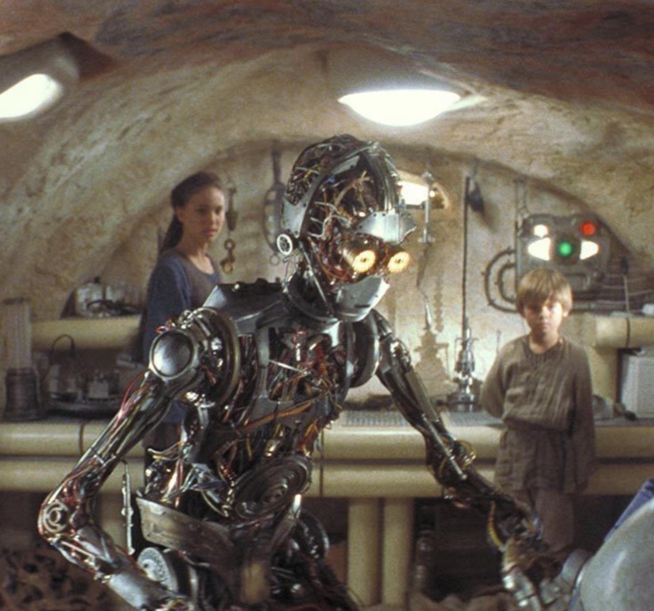 Imagen de C3PO en la casa de Anakin (Star Wars), con su cuerpo sin las protecciones estéticas. Se ve todo el cableado, rótulas y mecanismos internos del robot. Lo que nos cuenta la película es que Anakin reacondicionó un robot que originalmente servía al Imperio.